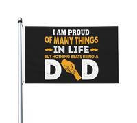 Drapeau De Cour Je Suis Fier De Beaucoup De Choses Dans La Vie, Mais Être Papa, C'Est Encore Mieux. Décoration Bannière Éclatantes Durable Drapeau Pour Porte Événement Fêtes 90X150Cm