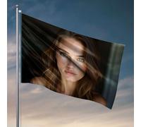 Drapeau de jardin amusant avec une femme aux longs cheveux bruns regardant directement la caméra. Drapeau cool drapeaux chambre gars cadeaux amusants pour patron (152 x 244 cm)