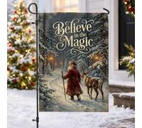 Drapeau de jardin avec citation « Believe In The Magic Santa Claus » 30,5 x | Paysage de forêt d'hiver, drapeau de pelouse, compagnon de renne, pins enneigés, citation saisonnière nostalgique