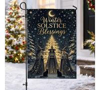 Drapeau de jardin avec citation de sorcière mystique du solstice d'hiver | Thème céleste, drapeau de cour, chats noirs, arbre lumineux doré, atmosphère mystique, horizon nocturne étoilée