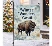 Drapeau de jardin avec citation en anglais « Winter Buffalo Snow Scene | Paysage enneigé, drapeau de cour, branches de pin, motifs flocon de neige, décoration saisonnière rustique