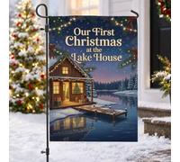 Drapeau de jardin avec citation « First Christmas At Lake House » - 30,5 x | Paysage de cabane d'hiver, drapeau de pelouse, guirlande lumineuse lumineuse, branches de pin festives