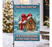 Drapeau de jardin avec citation « First Christmas At Lake House » - 30,5 x | Paysage d'hiver, drapeau de cour, ruban cadeau rouge, pins, paysage enneigé, souvenir de pendaison de crémaillère