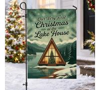 Drapeau de jardin avec citation « First Christmas At Lake House » - Cadre | Scène de cabane au bord du lac, drapeau de cour, toile de fond de montagne enneigée, accents de pin, thème vacances d'hiver
