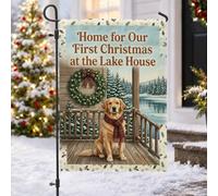 Drapeau de jardin avec citation « First Christmas At Lake House » - Golden | Écharpe à carreaux, drapeau de pelouse, couronne de vacances, paysage de lac d'hiver, cadeau de pendaison de crémaillère