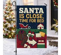 Drapeau de jardin avec citation Santa Is Close - Traîneau - 30,5 x 45,7 cm | Pyjama à carreaux, drapeau de pelouse, pantoufles confortables, thème du coucher, décoration de cour saisonnière