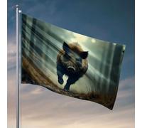 Drapeau de jardin avec inscription « Man Cave Bar A Wild Boar Charging Through A Brumy Forest » - Décoration de porche amusante pour l'extérieur (60 x 90 cm)