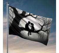 Drapeau de jardin avec silhouettes amusantes d'un couple s'embrassant sur une branche d'arbre dans une forêt brumeuse. Accessoires de salle de jeux pour adolescents (152 x 244 cm)