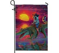 Drapeau de jardin coloré en forme de raton laveur chevauchant un alligator - Décoration extérieure vibrante - Bannière double face en toile de jute - Décoration de pelouse amusante pour les fêtes