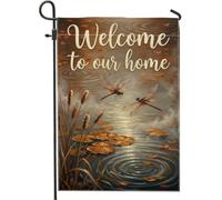 Drapeau de jardin d'automne « Welcome to Our Home » - Motif libellule | Paysage d'étang rustique, drapeau de pelouse, roseaux de quenouille, atmosphère saisonnière chaleureuse