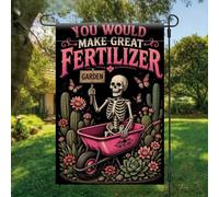 Drapeau de jardin d'Halloween 2D plat en polyester avec tête de mort assis dans un chariot rose, décoration de jardin pour la maison, la terrasse, plusieurs saisons (mât de drapeau non inclus)