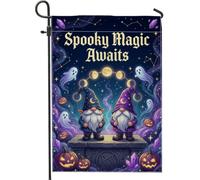 Drapeau de jardin effrayant avec citation de gnomes mystiques d'Halloween | Fond d'horizon étoilé, drapeau de cour, lanternes lumineuses, fantômes flottants, accents de cristal, phases de lune céleste