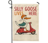 Drapeau de jardin en toile de jute ludique, beige Silly Goose Lives Here - Décoration extérieure double face en toile de jute pour décoration de pelouse saisonnière - 30,5 x 45,7 cm