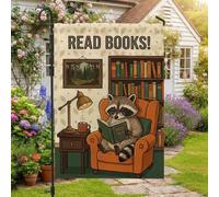 Drapeau de jardin fantaisie avec citation en anglais « Reading Raton laveur | Fauteuil confortable, drapeau de cour, étagère, lampe de lecture, art forestier, thème bibliophile, illustration fantaisiste