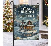 Drapeau de jardin First Christmas At Lake House Cabin 30,5 x 45,7 cm | Paysage de lac d'hiver, drapeau de cour, pommes de pin festives, lanternes lumineuses, fête de nouvelle maison