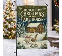 Drapeau de jardin « First Christmas At The Lake House » - 30,5 x 45,7 cm | Cabane d'hiver, drapeau de pelouse, paysage enneigé, décoration de maison de vacances, cadeau de pendaison de crémaillère