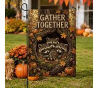 Drapeau de jardin « Gather Together Raton laveur » avec citation d'automne | Animaux de la forêt, drapeau de cour, feuilles tombantes, tronc d'arbre creux, thème de récolte rustique
