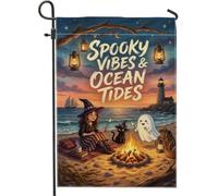 Drapeau de jardin Halloween avec citation « Witch And Ghost Beach Bonfire | Scène de feu de camp, drapeau de cour, phare côtier, chat, nuit étoilée, décoration de cour d'automne