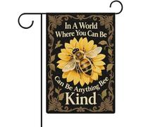 Drapeau de jardin « In A World Where You Can Be Anything Bee Kind» double face dans une petite cour de bienvenue