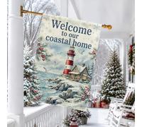 Drapeau de maison avec citation de bienvenue sur le phare d'hiver côtier | Scène côtière d'hiver, drapeau de cour, chalet nautique, pin recouvert de neige, baies de houx, décoration d'intérieur