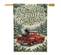 Drapeau de maison avec citation de Noël Rolling Into BBQ - 71 x 101 cm | Illustration de camion vintage, drapeau de pelouse, fond de forêt d'hiver, accents de houx et de baies de pin
