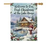 Drapeau de maison de bonhomme de neige First Christmas At Lake 71,1 x 101,6 | Cabane en bois, drapeau de pelouse, lac enneigé, paysage d'hiver, vacances mémorables, célébration de nouvelle maison