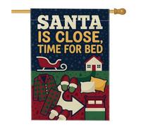 Drapeau de maison de Noël avec citation Santa Is Close - Traîneau - 71 x | Pyjama à carreaux, drapeau de pelouse, pantoufles confortables, thème du coucher, décoration de cour saisonnière