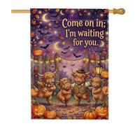 Drapeau de maison humoristique avec citation de vache Highland Halloween | Illustration de vache des Highlands, drapeau de pelouse, patch citrouilles, horizon nocturne fantaisie, décoration d'automne
