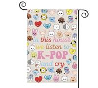 Drapeau de maison K-pop « We Listen To K-POP And Cry » - Cadeau pour les amateurs de musique - Drapeau coréen - Décoration de porche Kpop (drapeau K-pop)