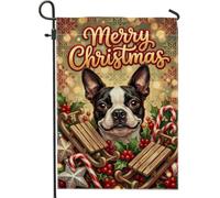 Drapeau de Noël Terrier de Boston 30,5 x 45,7 cm | Portrait de Boston Terrier, drapeau de cour, traîneaux en bois, canne à sucre, baies de houx, fond flocon de neige