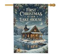 Drapeau « First Christmas At Lake Cabin House » 71,1 x 101,6 cm | Paysage de lac d'hiver, drapeau de cour, pommes de pin festives, lanternes lumineuses, fête de nouvelle maison