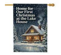 Drapeau « First Christmas At Lake Cabin House » 71,1 x 101,6 cm | Vue sur le lac d'hiver, drapeau de cour, paysage enneigé, pins, sentiment de vacances, décoration de cour extérieure