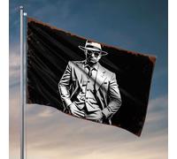 Drapeau « For The Boys » « A Man In A White Suit And Hat Stands Confidently ». Accessoires de terrasse et décoration de porte extérieure (152 x 244 cm)