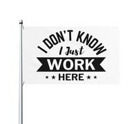 Drapeau « Je ne sais pas, je travaille juste ici » 90 x 150 cm pour décoration extérieure, intérieure, jardin, pelouse ou cour.