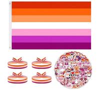 Drapeau Lesbien Arc-En-Ciel LGBT 90 x 150 cm + 50 Autocollants LGBTQ + 4 Bracelet Lesbiennes,LGBTQ Accessoires de Fierté,pour Pride Day Marche des Fiertés Événement Decor