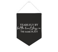 Drapeau mural en toile avec citation inspirante Pennant Years Fly by But The Heart Stays in The Same Place Bannière murale à suspendre Décoration de maison ou de bureau 25,4 x 30,5 cm Bannière en