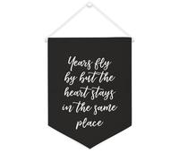 Drapeau mural en toile avec citation inspirante Pennant Years Fly by But The Heart Stays in The Same Place Bannière murale Décoration de maison ou de bureau 30,5 x 40,6 cm Bannière en toile Cadeau de