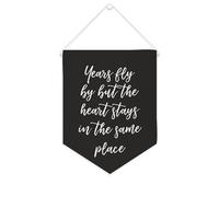 Drapeau mural en toile avec citation inspirante Pennant Years Fly by But The Heart Stays in The Same Place Bannière murale à suspendre Décoration de maison ou de bureau 25,4 x 30,5 cm Bannière en