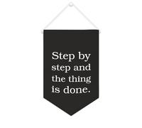 Drapeau mural en toile avec citation inspirante Step by Step And The Thing Is Done - Bannière murale à suspendre - Décoration de maison ou de bureau - 25,4 x 38,1 cm - Cadeau de pendaison de