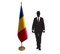 Drapeau Roumanie avec mât et pied - drapeau protocolaire national. Présentation élégante pour institutions, bureaux, écoles, ambassades. Code CN7-RO