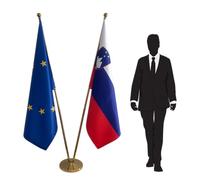 Drapeau Slovénie et Union Européenne avec mâts et pied en inox - drapeau protocolaire pour ambassades, universités, bureaux. Pied Ø 360mm, inox finition dorée, hampes pointe ronde. Code CN8-EU-SI