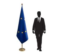 Drapeau Union Européenne sur pied avec hampe et pied - Présentation protocolaire et décoration haut de gamme pour événements, institutions et espaces professionnels. Code CN6-UE
