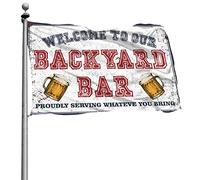 Drapeaux amusants de dortoir « Welcome To Our Backyard Bar » Fièrement servant ce que vous apportez - Décoration amusante pour bar, décoration d'intérieur pour homme (60 x 90 cm)