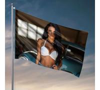 Drapeaux amusants pour dortoir, une femme dans un soutien-gorge blanc debout à côté d'une voiture classique. Drapeau musical décoratif pour piscine, extérieur (30 x 45 cm)