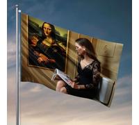 Drapeaux amusants pour dortoir universitaire « A Woman In A Black Dress » lit un magazine à côté d'une peinture de la Joconde. Drapeau graphique pour chambre d'adolescent et de garçon (30 x 45 cm)
