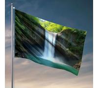 Drapeaux amusants pour filles de dortoir universitaire, une cascade pittoresque en cascade vers le bas d'une falaise verte luxuriante dans une piscine sereine sous le drapeau, décoration et
