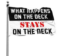 Drapeaux amusants « What Happens On The Deck Stays On The Deck » - Décoration de chambre de garçon - Drapeau de bateau (60 x 90 cm)