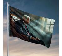 Drapeaux cool pour dortoir universitaire Un homme dans un costume assis dans un fauteuil avec de la fumée qui monte à côté de lui. Drapeau de jardin d'automne pour décoration de chambre de garçon (30