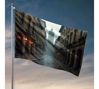 Drapeaux cool pour les gars, une rue pavée humide bordée de bâtiments historiques menant à une tour d'horloge lointaine, cadeau amusant pour mari, décorations de terrasse d'extérieur (152 x 244 cm)