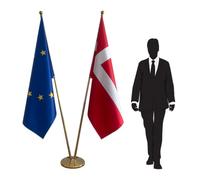 Drapeaux Danemark et Union Européenne sur pied avec hampes élégantes - symbole de prestige, d’unité et de coopération internationale pour espaces professionnels et événements. Code CN8-EU-DK